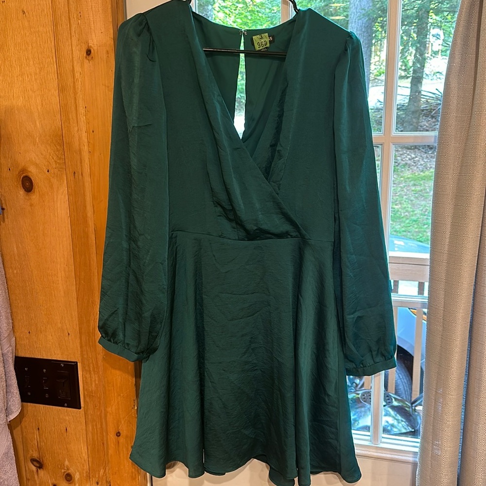 Green silk short Express Size M dress with long sleeves